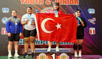 Milli halterci Fatmagül Çevik, gençler dünya şampiyonu oldu